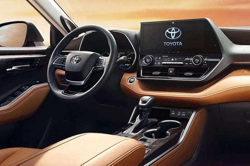 Кроссовер Toyota Highlander получил новый интерьер, но пока не для всех рынков