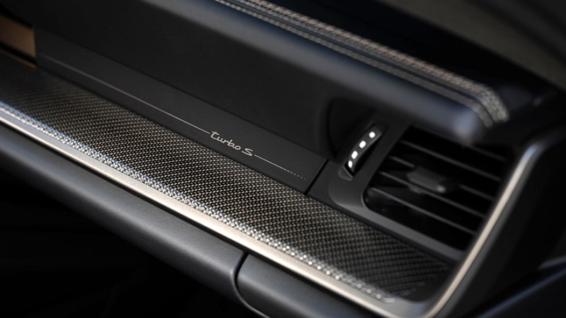 Обновлённый Porsche 911 Turbo S: гибридные 711 л.с., масса 1740 кг и 2,5 с до «сотни»