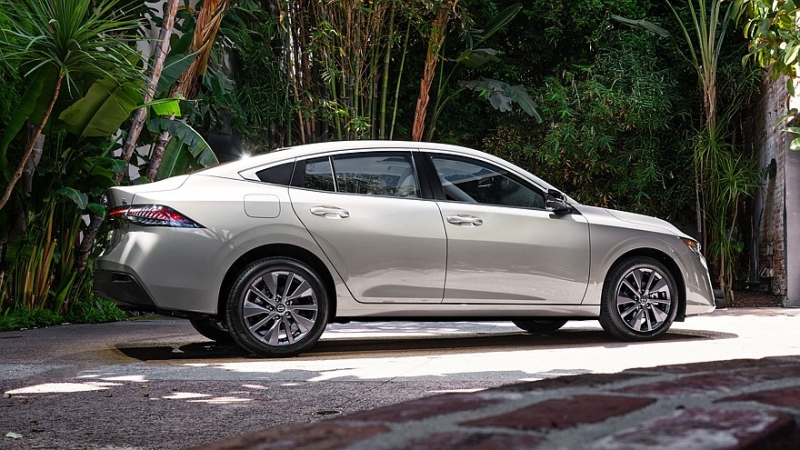 Обновлённый седан Nissan Sentra: «располосованное» лицо, большой планшет и прежняя техника