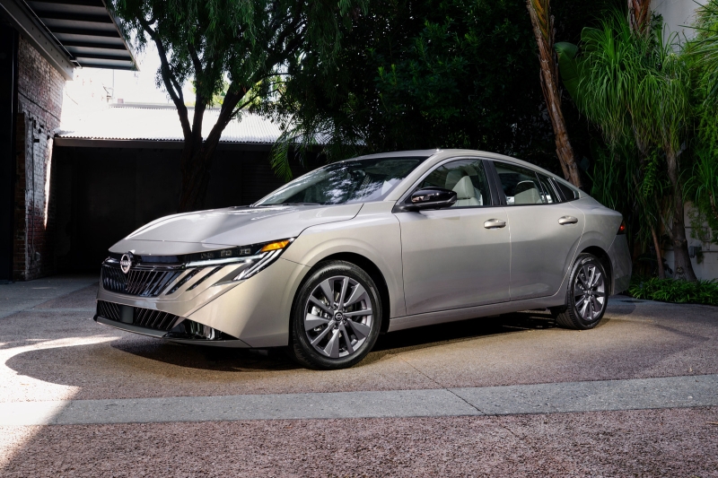 Обновлённый седан Nissan Sentra: «располосованное» лицо, большой планшет и прежняя техника