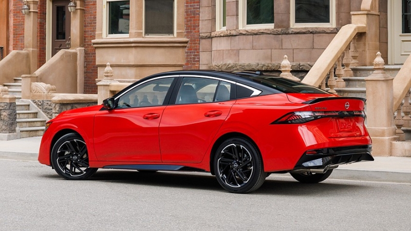 Обновлённый седан Nissan Sentra: «располосованное» лицо, большой планшет и прежняя техника