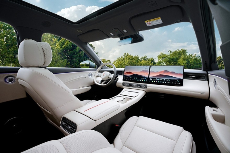 Показан новый кроссовер Hongqi HS6: облик в фирменном стиле и гигантское табло