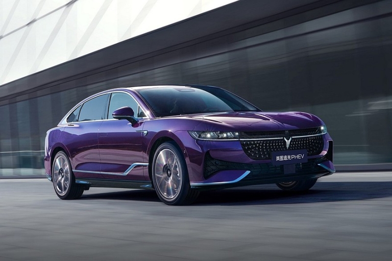 Роскошный полноприводный седан Voyah Passion L показался на новых официальных фото