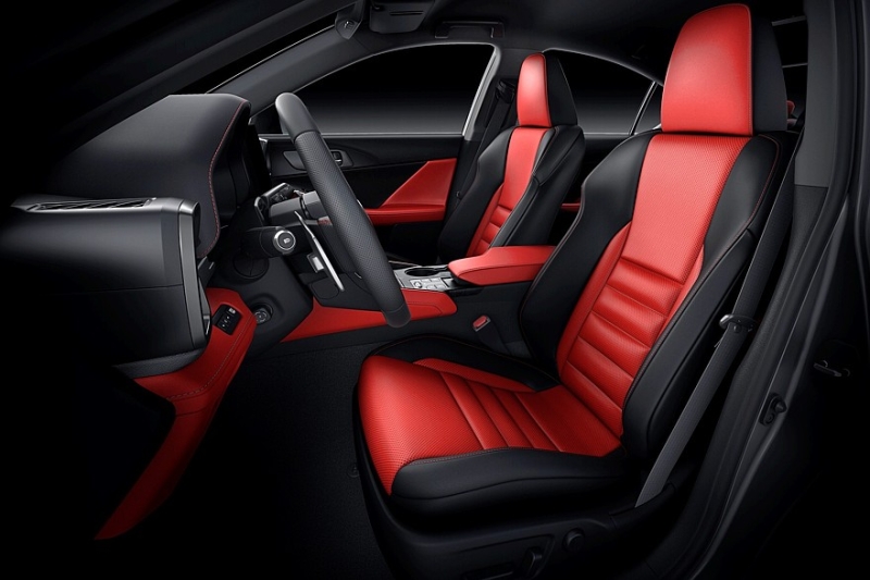 Стареющий Lexus IS опять обновлён: без V8, но с новым салоном и доработанным шасси