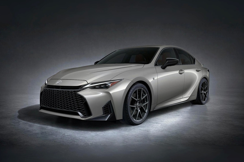 Стареющий Lexus IS опять обновлён: без V8, но с новым салоном и доработанным шасси