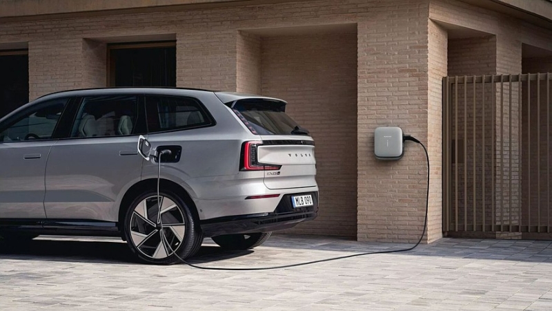 Трёхрядный кроссовер Volvo EX90 получил технические обновки: теперь он заряжается быстрее