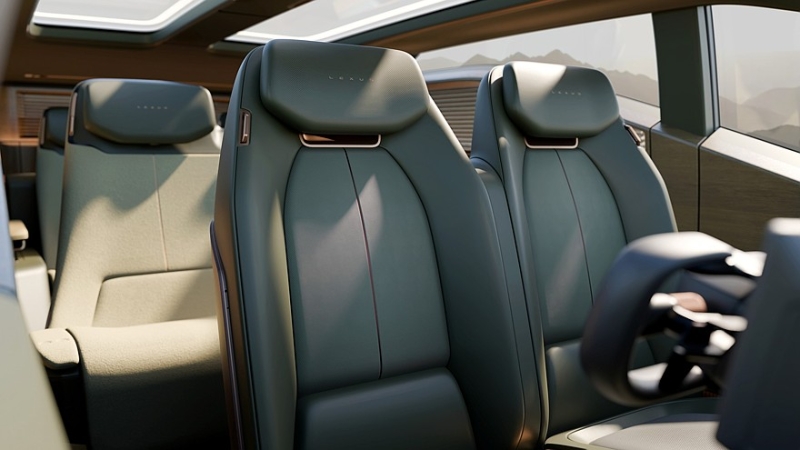 Lexus ищет новые форматы для флагманской модели LS, а новый суперкар показал интерьер