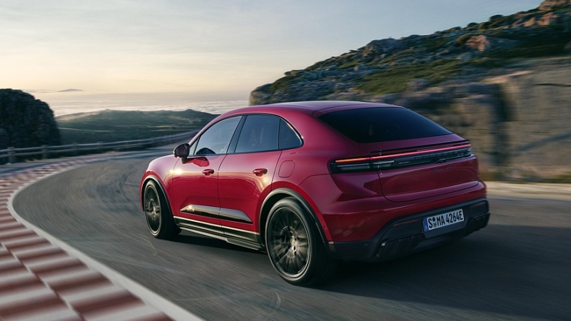 Porsche Macan EV обзавёлся драйверской версией GTS: заниженная подвеска и яркий декор