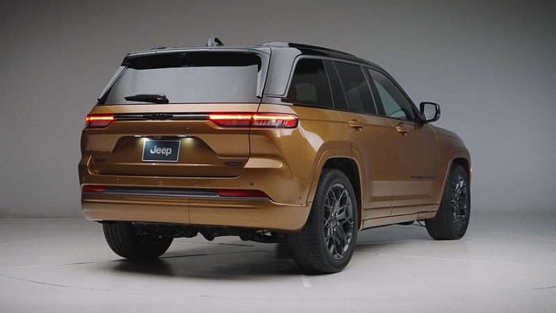 Посвежевший Jeep Grand Cherokee получил иное «лицо», подросший тачскрин и новый мотор