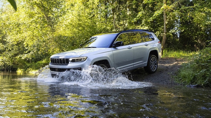 Посвежевший Jeep Grand Cherokee получил иное «лицо», подросший тачскрин и новый мотор
