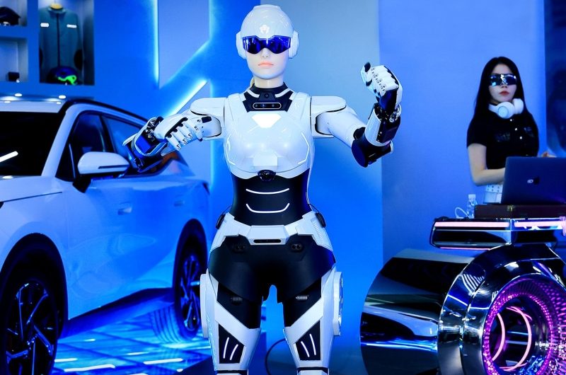 Знакомьтесь, Mornine: робот-андроид на саммите Omoda и Jaecoo в Уху презентовал автомобиль