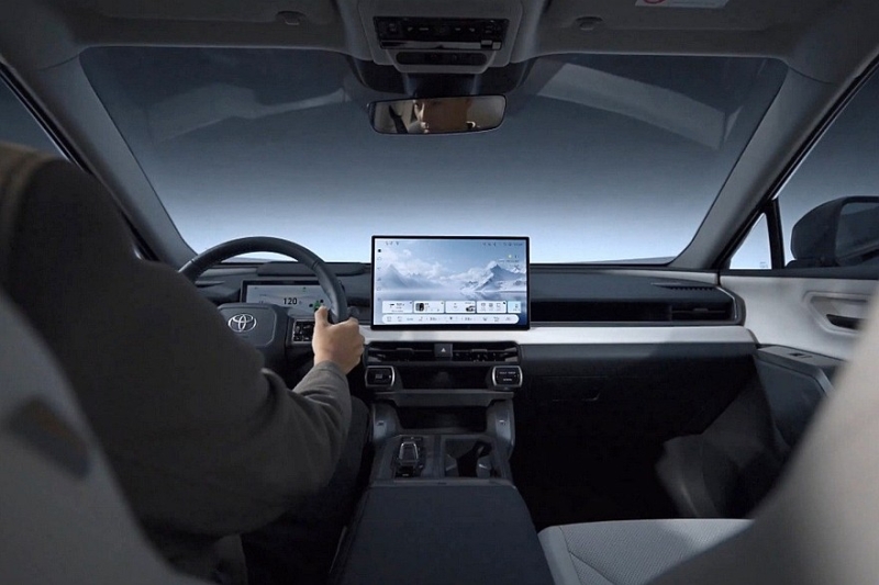 Ещё один новый Toyota RAV4: более крупный планшет и чисто бензиновая версия