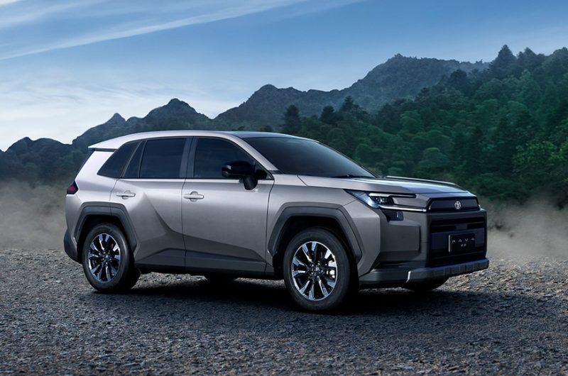 Ещё один новый Toyota RAV4: более крупный планшет и чисто бензиновая версия