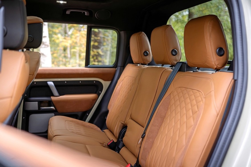 Land Rover Defender стал пикапом стараниями Heritage Customs и Urban Automotive