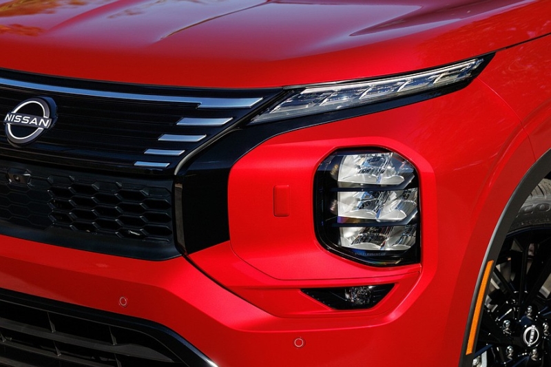 Не заморачивались: представлен Nissan Rogue PHEV, он же чуть переделанный Mitsubishi Outlander