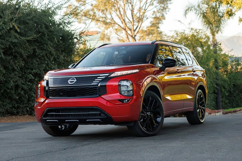 Не заморачивались: представлен Nissan Rogue PHEV, он же чуть переделанный Mitsubishi Outlander