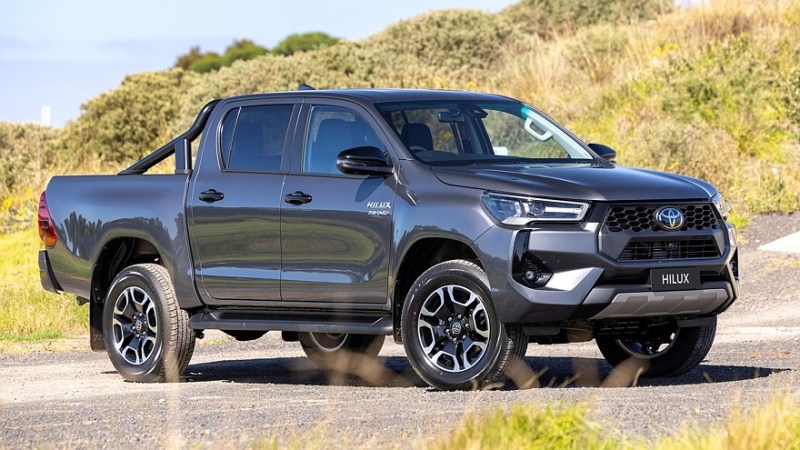 Новый Toyota Hilux показался на первых тизерах, названа дата премьеры