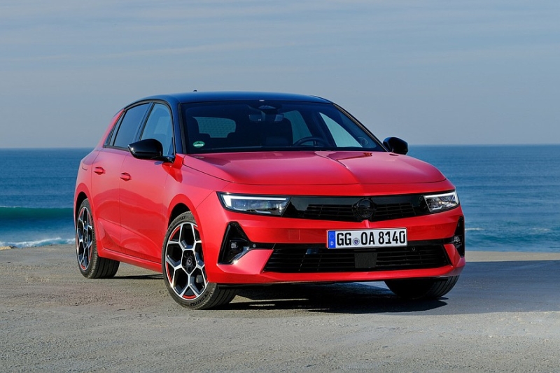 Растерявшую покупателей Opel Astra подвергли рестайлингу: первые официальные изображения