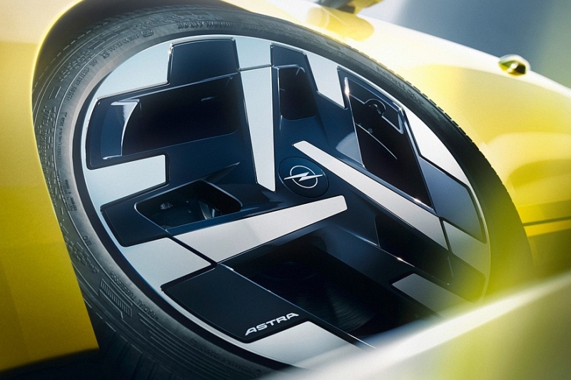 Растерявшую покупателей Opel Astra подвергли рестайлингу: первые официальные изображения