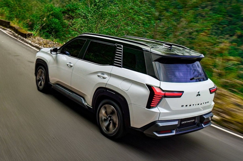 Семиместный кроссовер Mitsubishi Destinator: теперь и леворульная версия