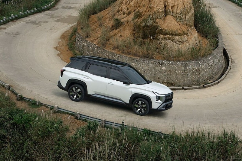 Семиместный кроссовер Mitsubishi Destinator: теперь и леворульная версия