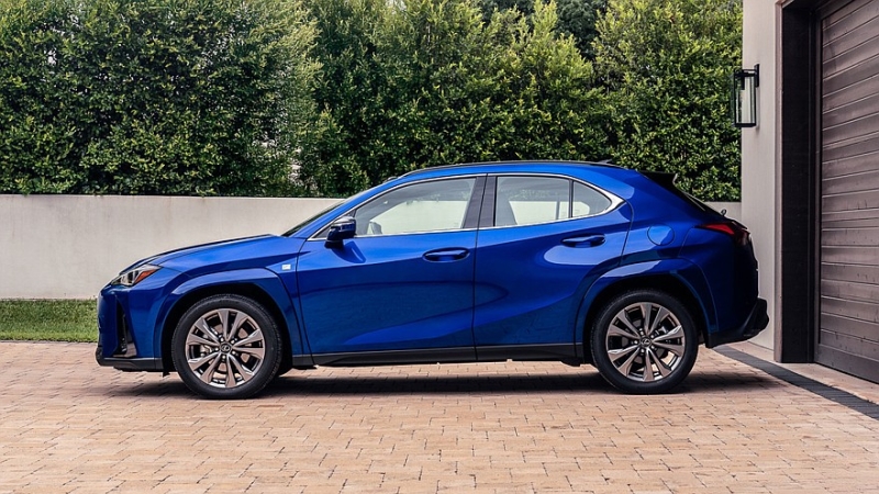 Слабо продающийся кроссовер Lexus UX получил скромные обновки и подорожал