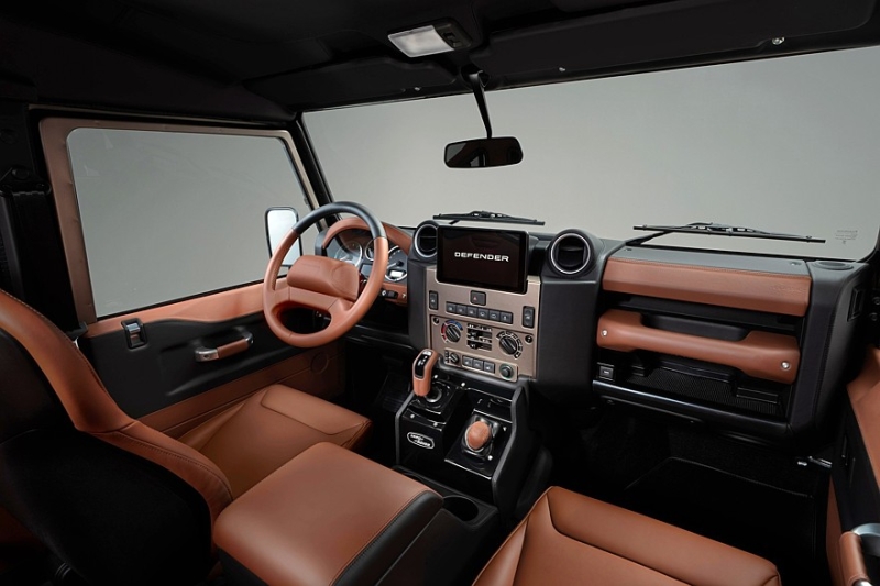 Классический Defender V8 слегка обновлён и получил эффектную отделку в стиле Octa