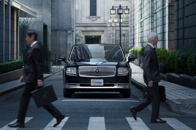 Представительский седан Toyota Century: скромные обновки и нескромное подорожание