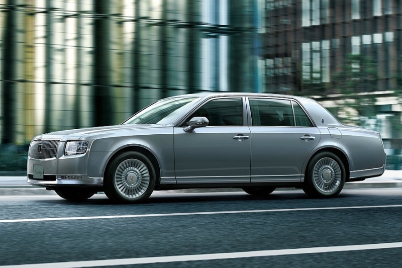 Представительский седан Toyota Century: скромные обновки и нескромное подорожание