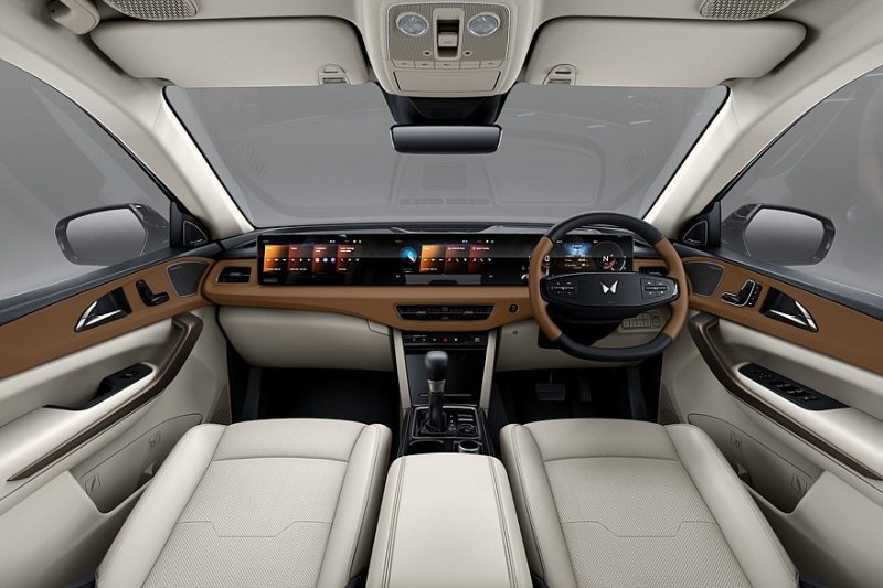 Mahindra XUV 7XO вместо XUV700: трёхэкранное табло, бензин или дизель, есть полный привод