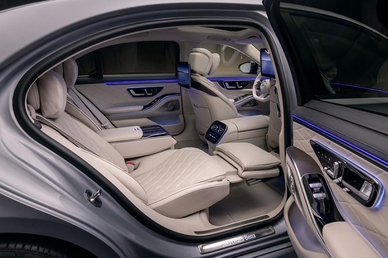 Рестайлинговый Mercedes-Benz S-Class: решётка со звёздами, много дисплеев в салоне и новый V8