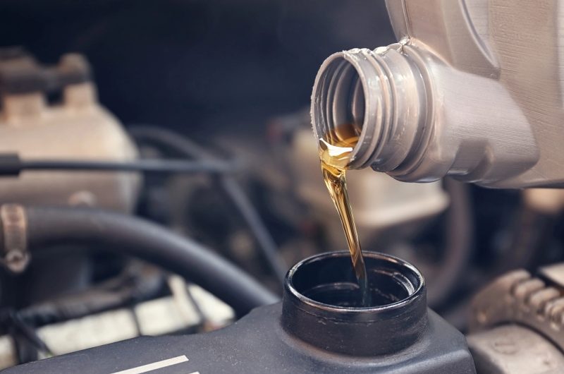 Синтетика или полусинтетика: специалисты рассказали, какое выбрать масло