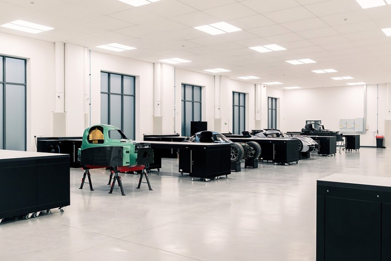 Способный ездить по потолку британский суперкар McMurtry Speirling готов к производству