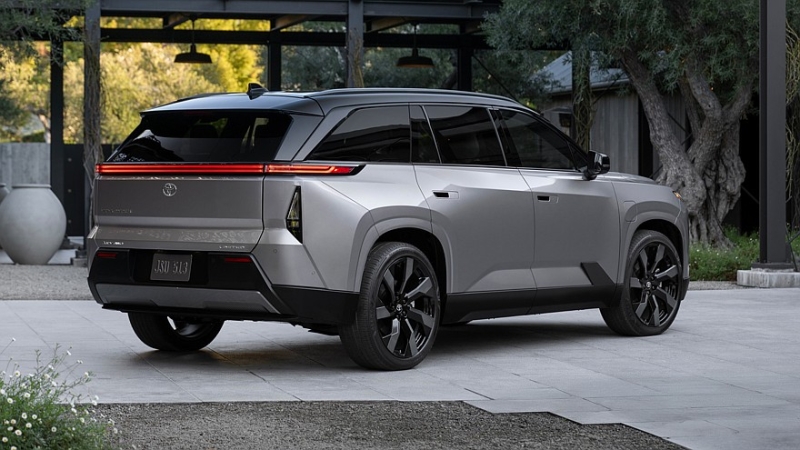 Toyota Highlander нового поколения подрос в габаритах и получил только электрическую технику