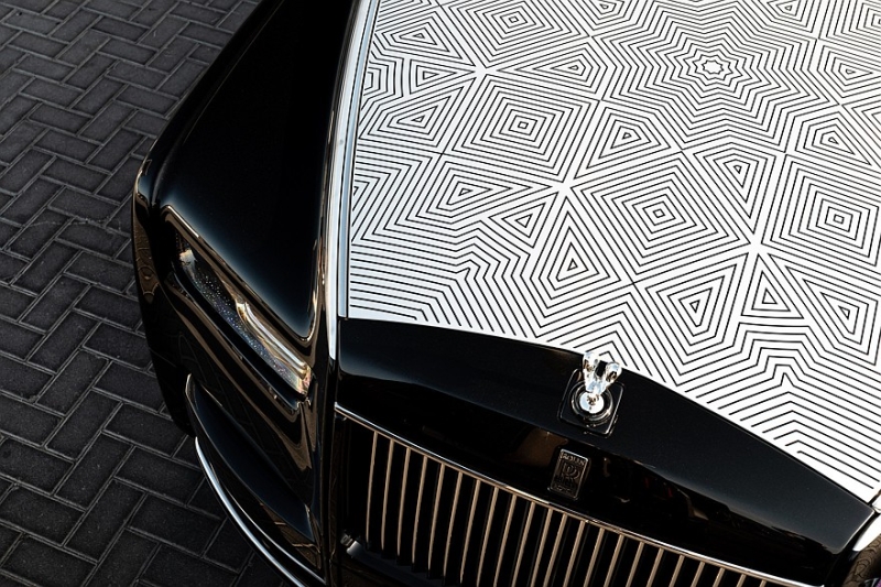 У Rolls-Royce Phantom появилась эксклюзивная версия с лазерной гравировкой на капоте