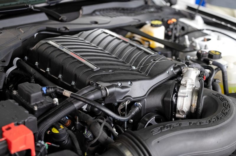 Для Ford F-150 и Mustang с атмосферным V8 готов заводской компрессорный апгрейд