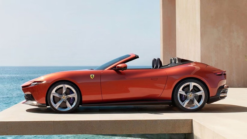 Ferrari Amalfi Spider сменил открытую версию Roma и получил форсированный мотор