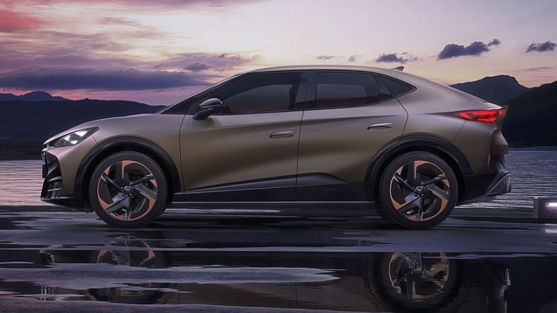 Кроссовер Cupra Tavascan получил новую стартовую версию и заметные изменения в салоне