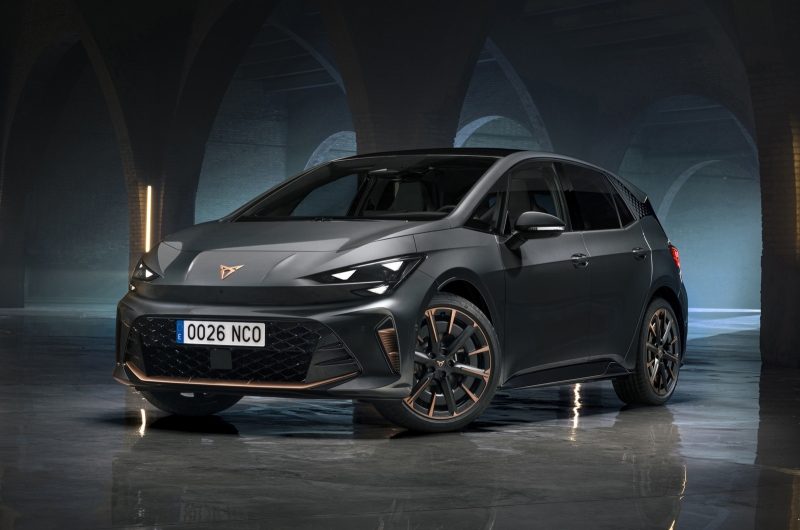 Обновлён хэтчбек Cupra Born: фирменный «нос», физические кнопки на руле, больше запас хода