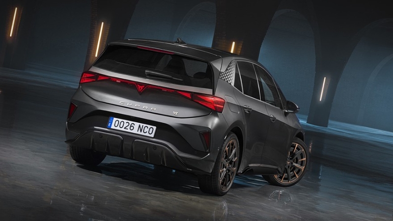 Обновлён хэтчбек Cupra Born: фирменный &laquo;нос&raquo;, физические кнопки на руле, больше запас хода