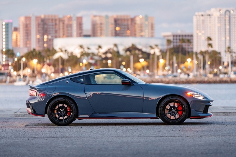 Обновлённый Nissan Z: ретро-передок в &laquo;базе&raquo;, версия Nismo с МКП и тормозами от GT-R