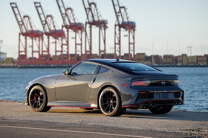 Обновлённый Nissan Z: ретро-передок в &laquo;базе&raquo;, версия Nismo с МКП и тормозами от GT-R