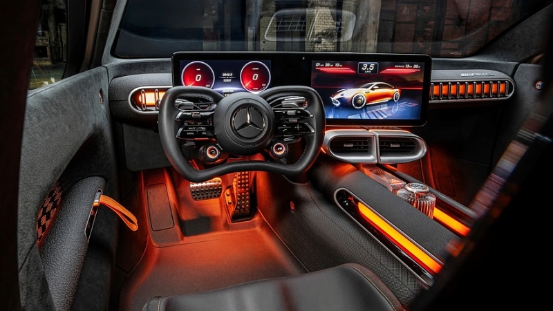 Раскрыт салон нового Mercedes-AMG GT 4-door Coupe: засилье экранов и гламурный потолок