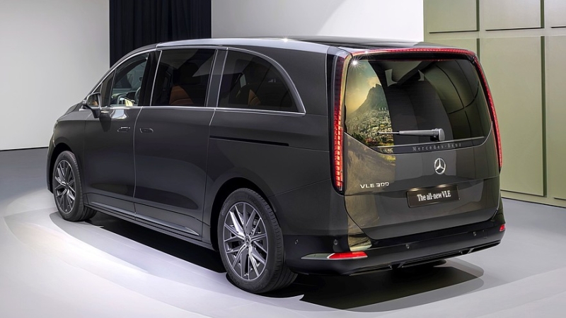 Роскошный минивэн Mercedes-Maybach VLS готовится к премьере