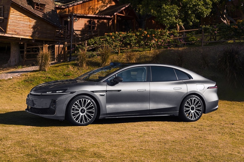 Седан Hyptec A800 от GAC выходит на рынок: необычное решение в салоне, полный привод и скидки