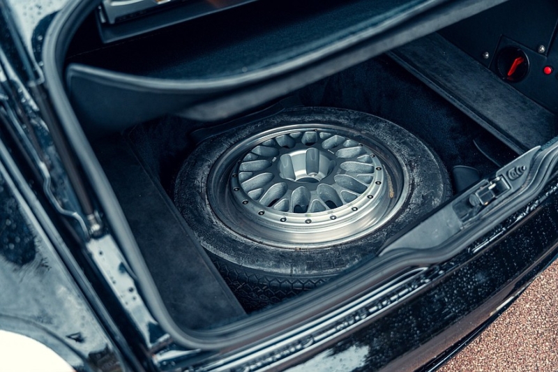 Автолегенда 1990-х: один из трёх выпущенных седанов Bugatti EB112 продадут на аукционе