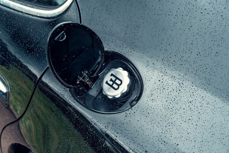 Автолегенда 1990-х: один из трёх выпущенных седанов Bugatti EB112 продадут на аукционе