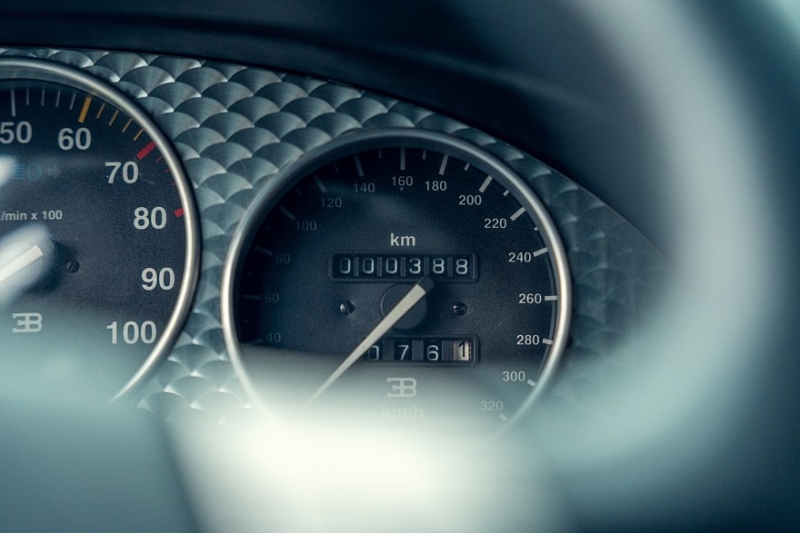 Автолегенда 1990-х: один из трёх выпущенных седанов Bugatti EB112 продадут на аукционе