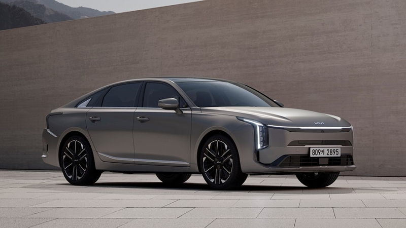 Большой седан Kia K8 получил скромные обновки к следующему модельному году