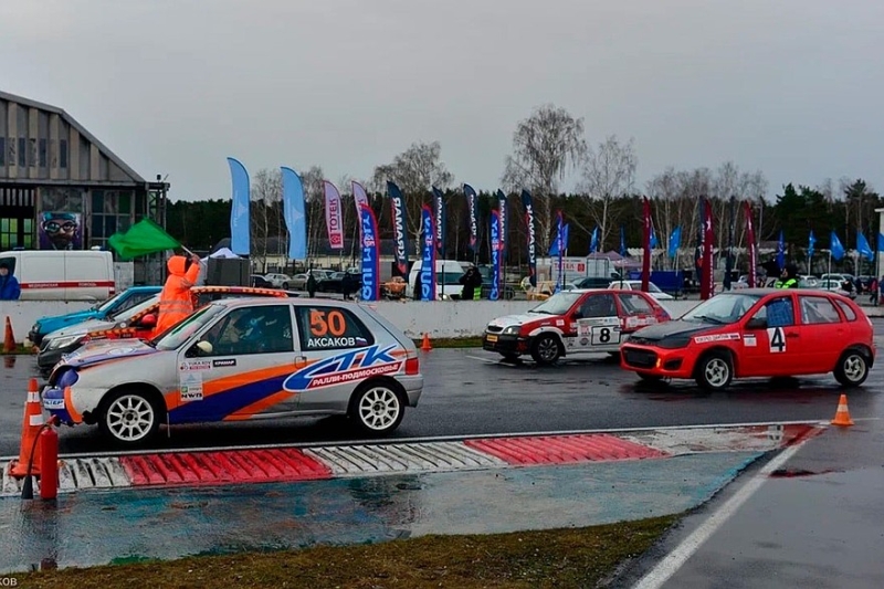 Холод и дождь: в Мячково прошло яркое открытие сезона, несмотря на непростые условия